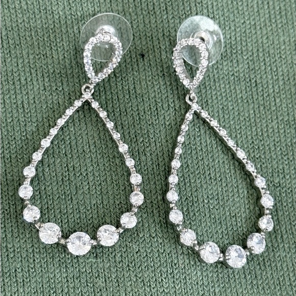 6 PAIRS OF RHINESTONE EARRINGS & EAR DECORATION - Picture 5 of 9